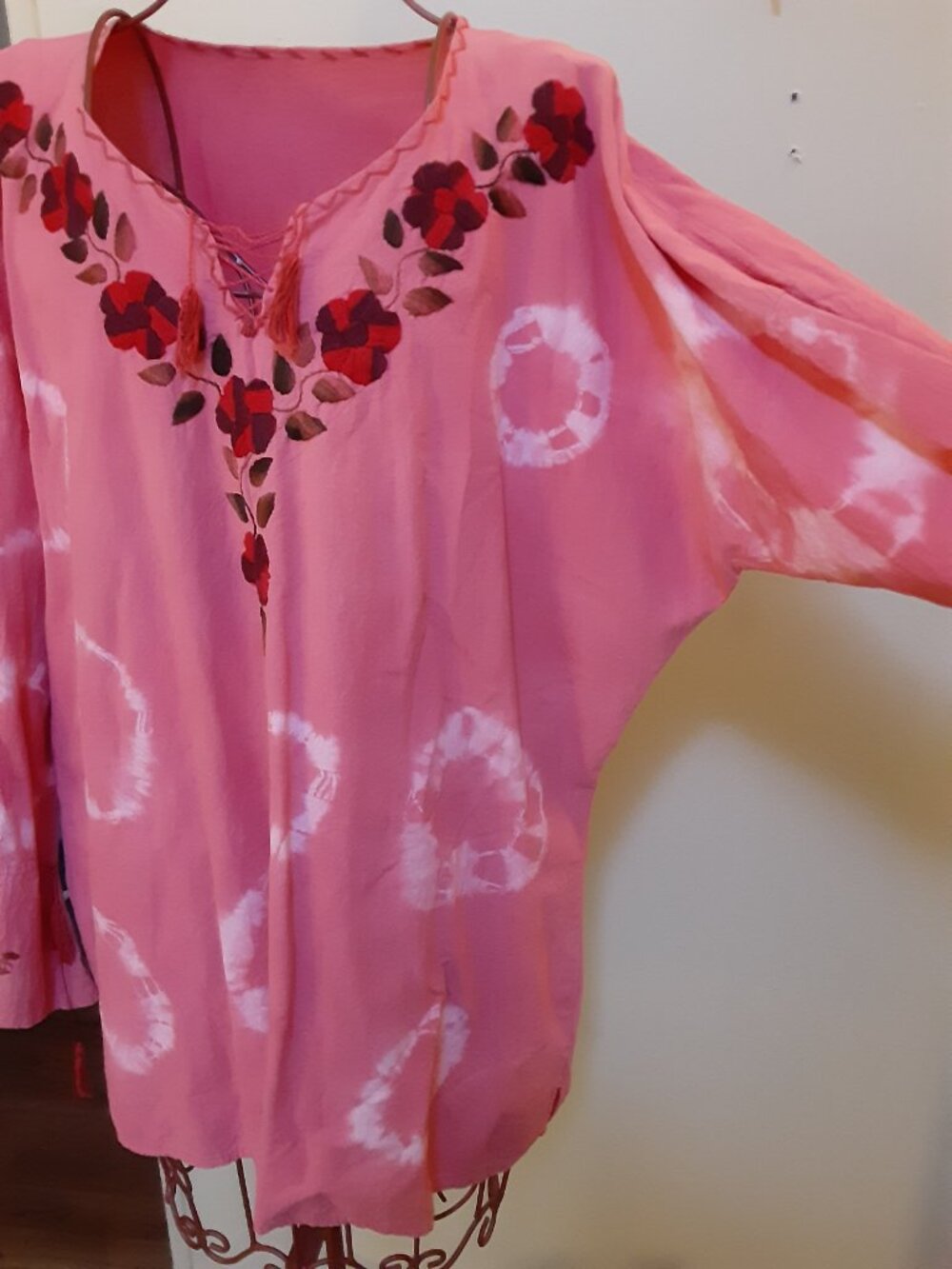 Woman long sleeve, bohemian, flower embroidery neck Faded white circles Pink top - Picture 4 of 15